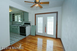 For Sale: 349 Goguac St W Battle Creek, MI 49015