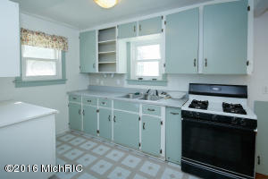 For Sale: 349 Goguac St W Battle Creek, MI 49015