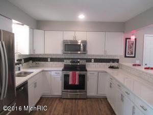 For Sale: 207 Suwanee St Battle Creek, MI 49037