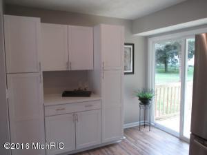 For Sale: 207 Suwanee St Battle Creek, MI 49037