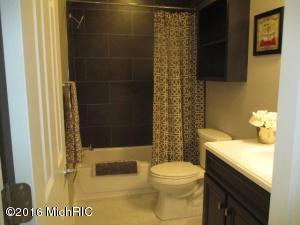 For Sale: 207 Suwanee St Battle Creek, MI 49037