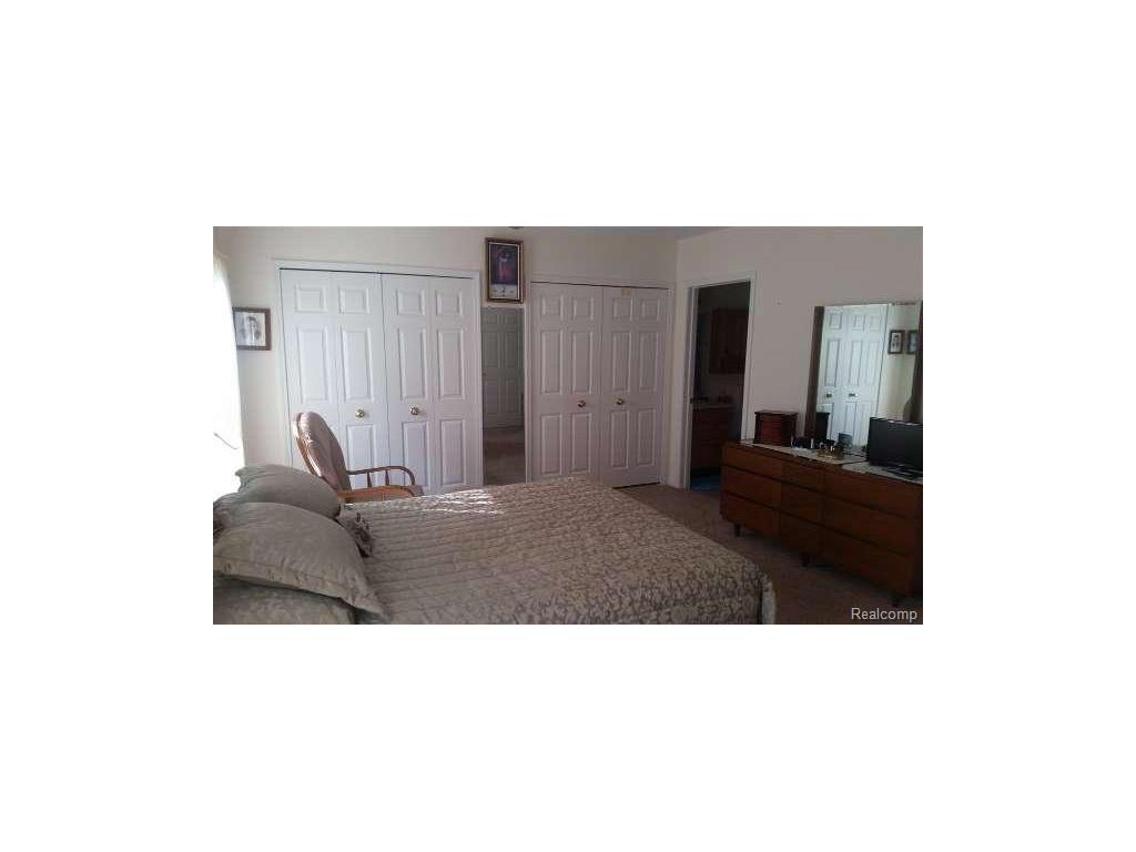 737 W Barrington Cir