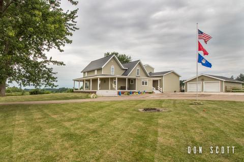 323 Indian Bluffs Ct NE