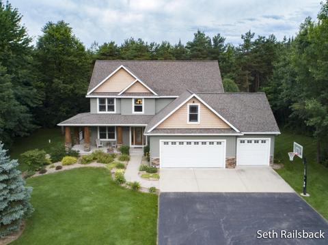 323 Indian Bluffs Ct NE