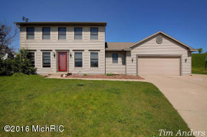 For Sale: 13 Coral Dr NE Rockford, MI 49341