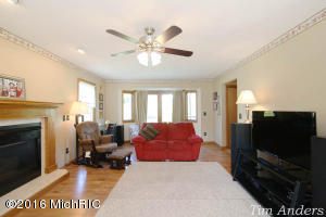 For Sale: 13 Coral Dr NE Rockford, MI 49341