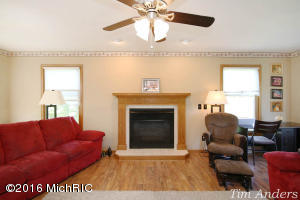 For Sale: 13 Coral Dr NE Rockford, MI 49341