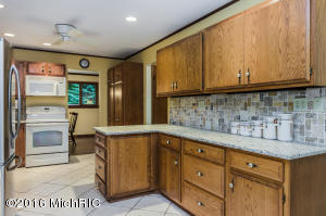 2621 Lakeshore Dr