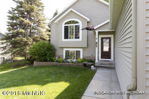 For Sale: 8221 Fairwood Dr Jenison, MI 49428