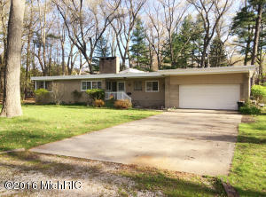 For Sale: 1896 Crestwood Ln Muskegon, MI 49441