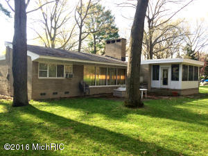 For Sale: 1896 Crestwood Ln Muskegon, MI 49441