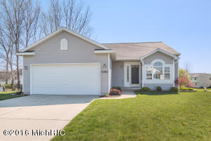 3502 Willowood Dr, Zeeland MI 49464