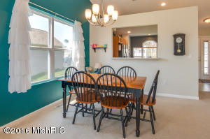 3502 Willowood Dr, Zeeland MI 49464
