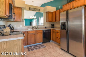 3502 Willowood Dr, Zeeland MI 49464