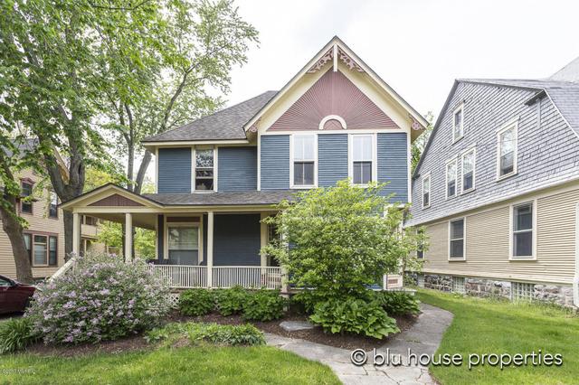 351 Gladstone Dr SE