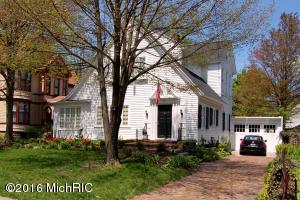 For Sale: 551 Fountain St NE Grand Rapids, MI 49503