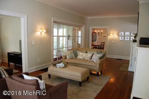 For Sale: 551 Fountain St NE Grand Rapids, MI 49503