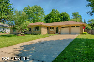 For Sale: 2906 Elmwood Dr SE Grand Rapids, MI 49506