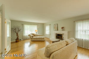 For Sale: 2906 Elmwood Dr SE Grand Rapids, MI 49506