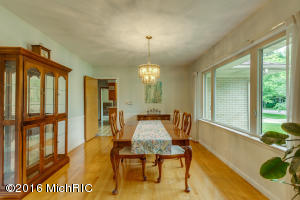 For Sale: 2906 Elmwood Dr SE Grand Rapids, MI 49506