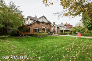 549 Rosewood Ave SE