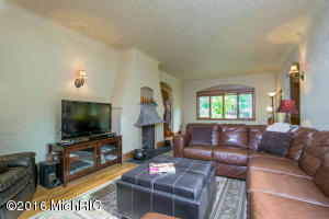 549 Rosewood Ave SE