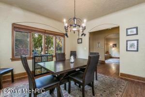 549 Rosewood Ave SE