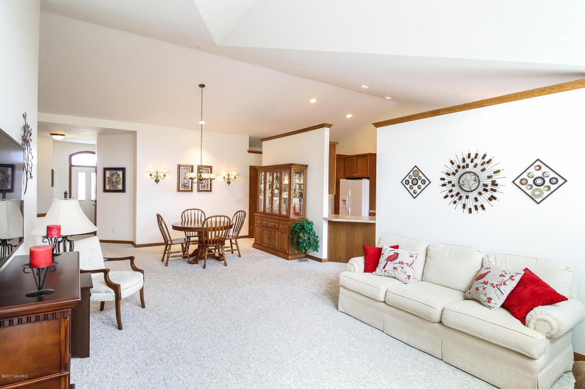 650 Grand Woods Ct NE