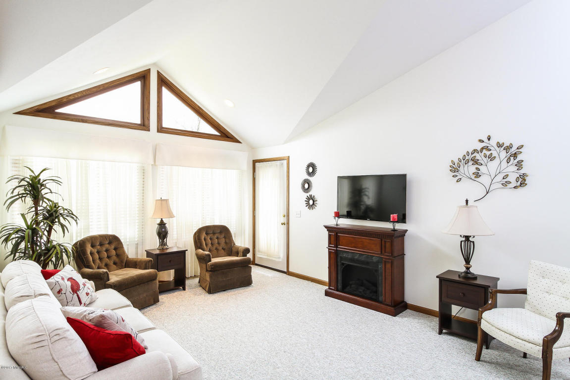 650 Grand Woods Ct NE