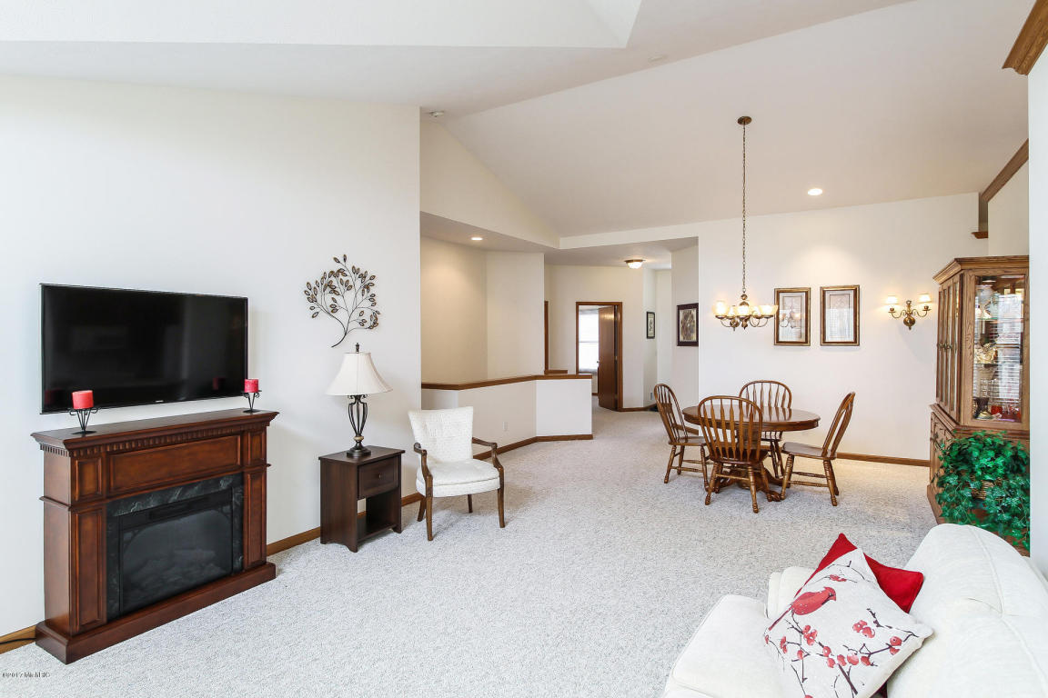 650 Grand Woods Ct NE