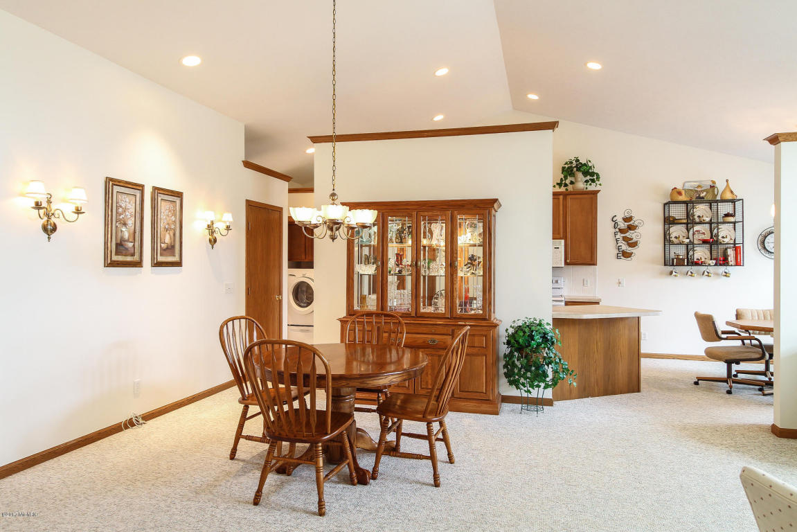650 Grand Woods Ct NE