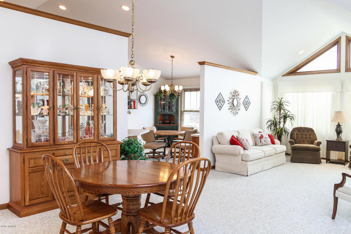 650 Grand Woods Ct NE