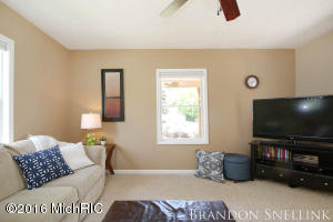 For Sale: 916 Cogswell St NW Grand Rapids, MI 49544