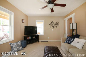 For Sale: 916 Cogswell St NW Grand Rapids, MI 49544
