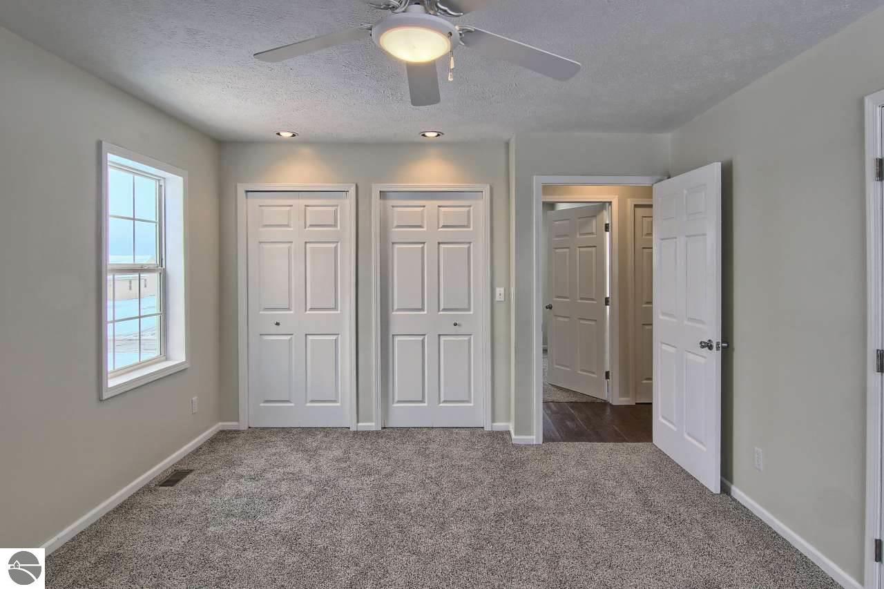 1446 E Hammond