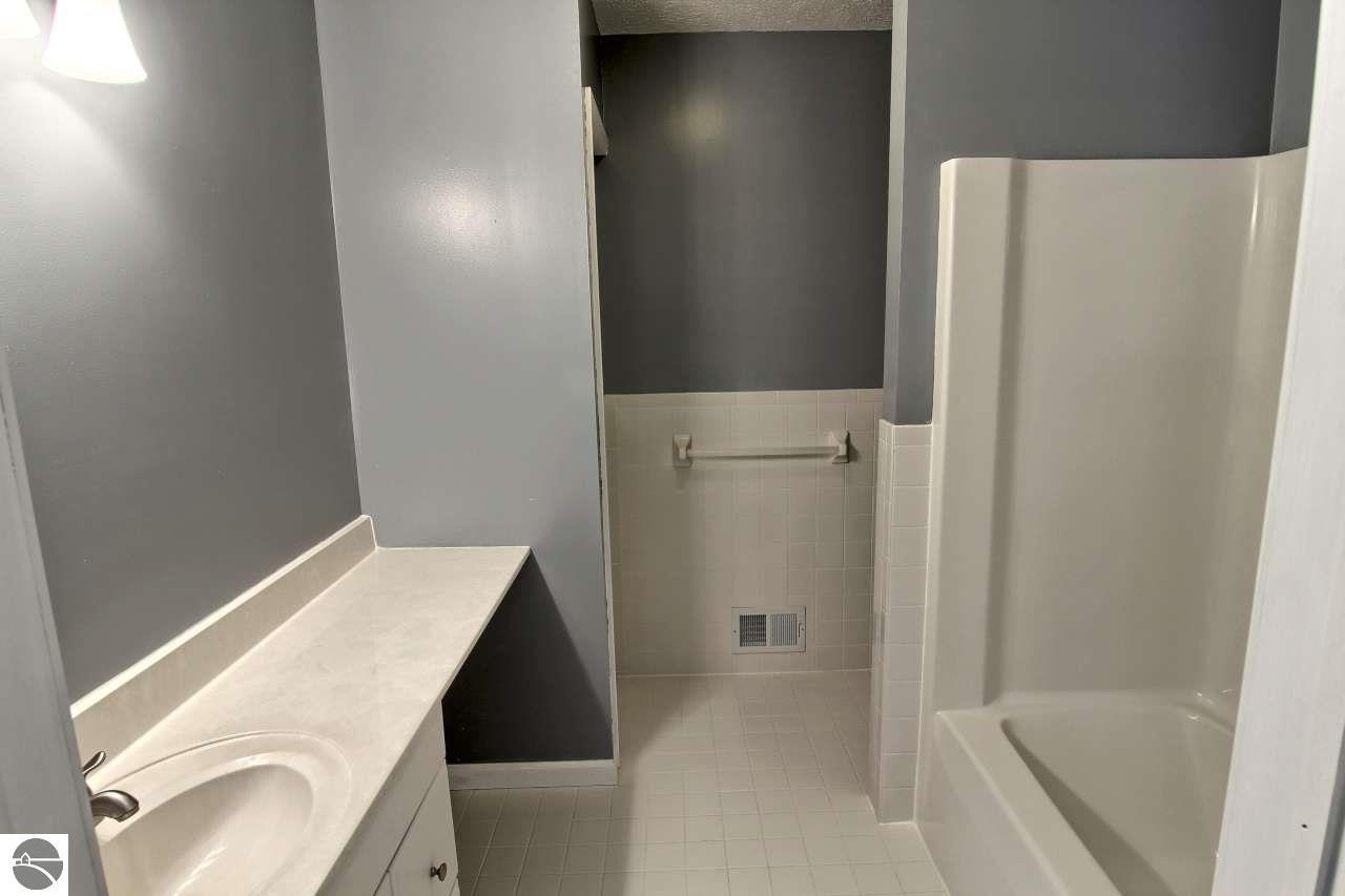 1446 E Hammond