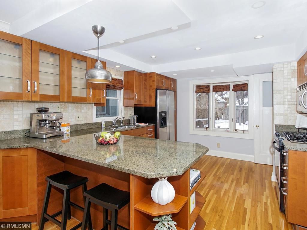 806 Lexington Pkwy S