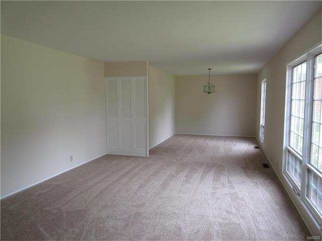 3780 Helmkampf, Florissant MO 63033