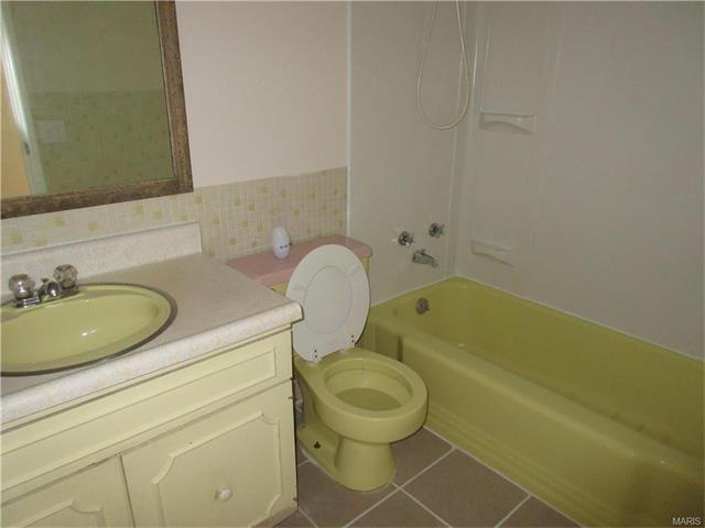 3780 Helmkampf, Florissant MO 63033