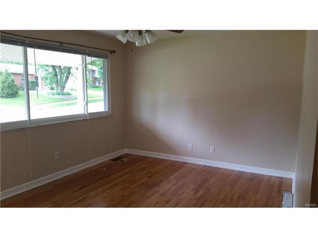 1821 Schulte Hl Maryland Heights, MO 63043