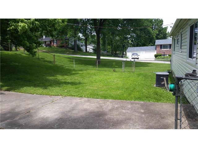 1821 Schulte Hl Maryland Heights, MO 63043