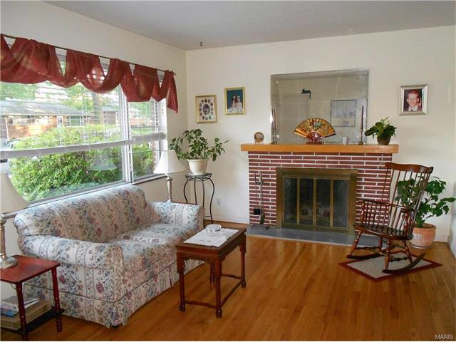 For Sale: 9711 Greenview Dr Saint Louis, MO 63126