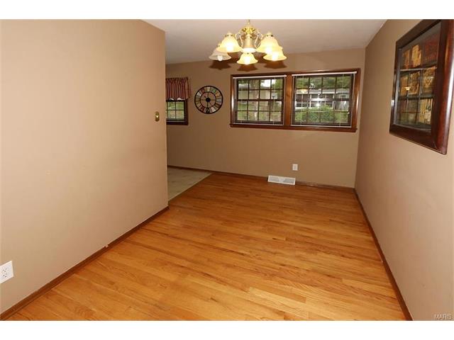 For Sale: 513 S Pam Ave Saint Charles, MO 63301