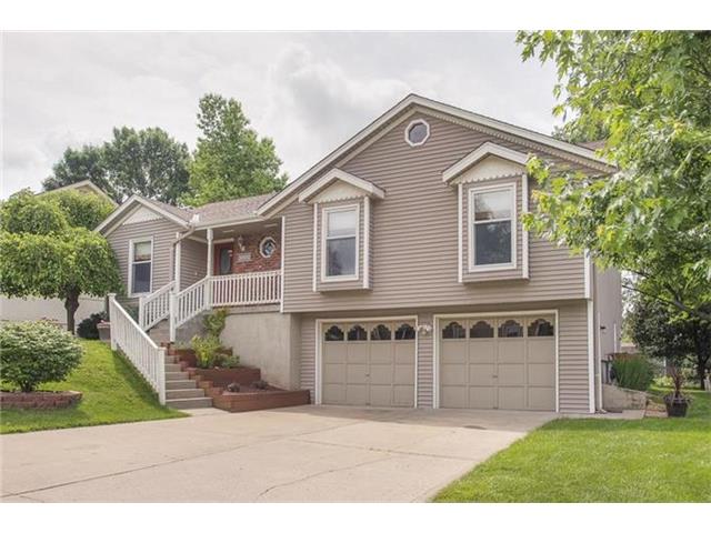 For Sale: 300 NW Acorn Dr Blue Springs, MO 64014
