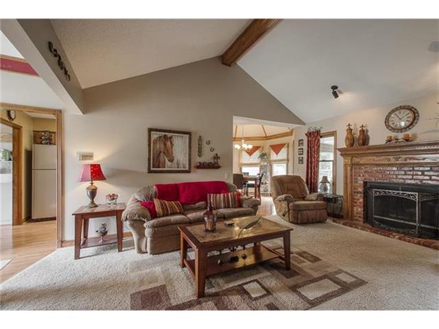 For Sale: 300 NW Acorn Dr Blue Springs, MO 64014