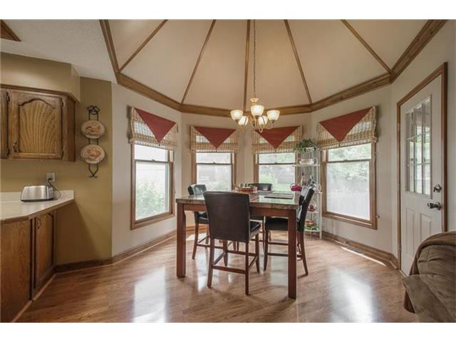 For Sale: 300 NW Acorn Dr Blue Springs, MO 64014