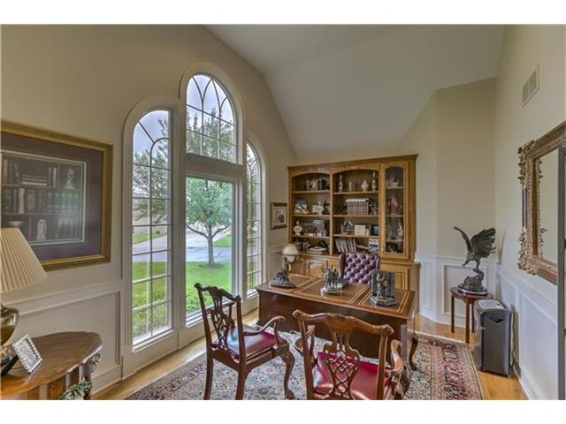 For Sale: 648 NE Shoreline Dr Lees Summit, MO 64064