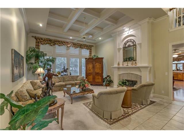 For Sale: 648 NE Shoreline Dr Lees Summit, MO 64064