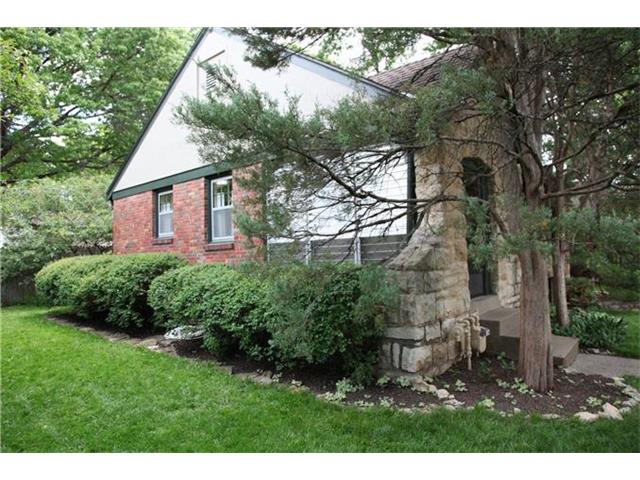 For Sale: 704 E 61st St Kansas City, MO 64110