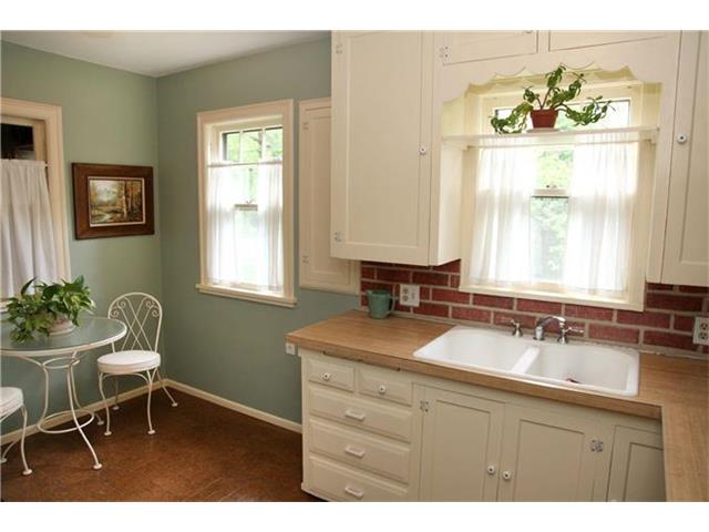 For Sale: 704 E 61st St Kansas City, MO 64110